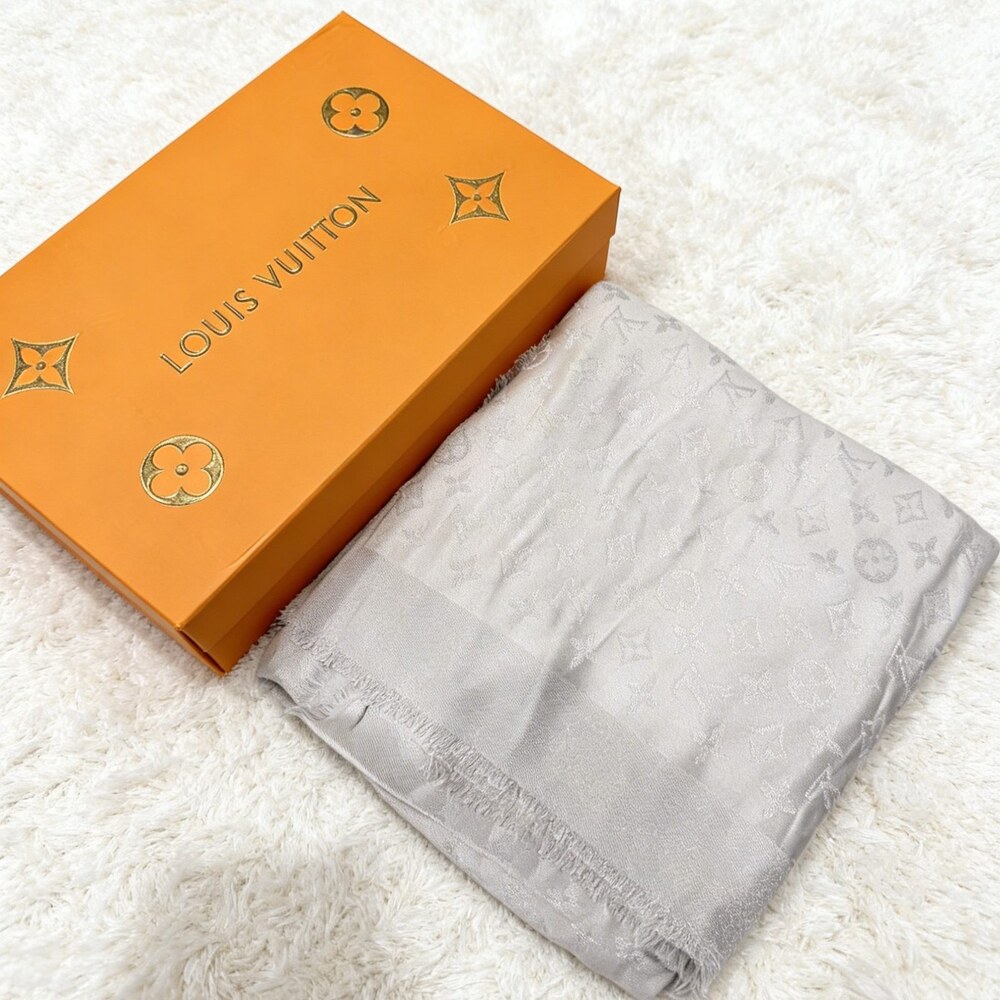 Louis Vuitton Pearl Gray Subtle Monogram Wrap - Picture 1 of 4
